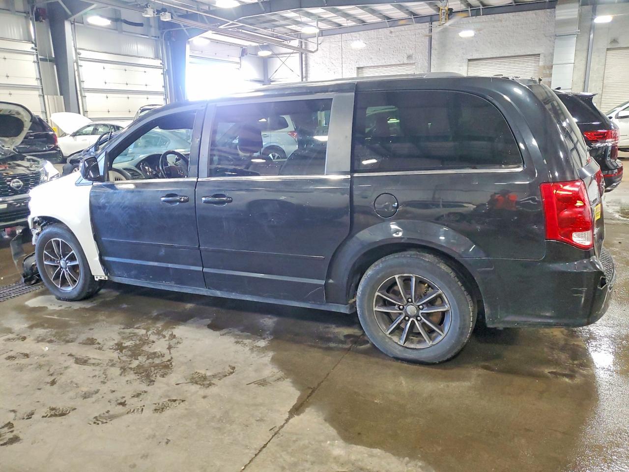 2017 Dodge Grand Caravan Sxt - Image 2