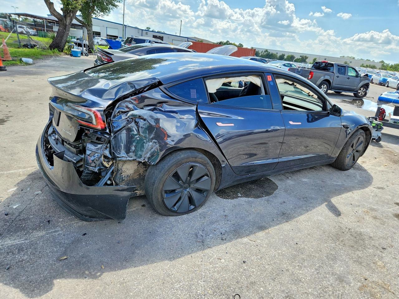 2025 Tesla Model 3 - Фото 3