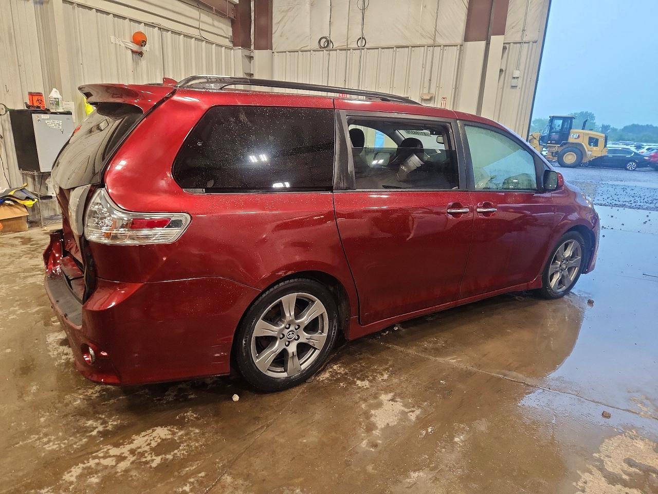 2018 Toyota Sienna Se Premium 8-Passenger - Image 3