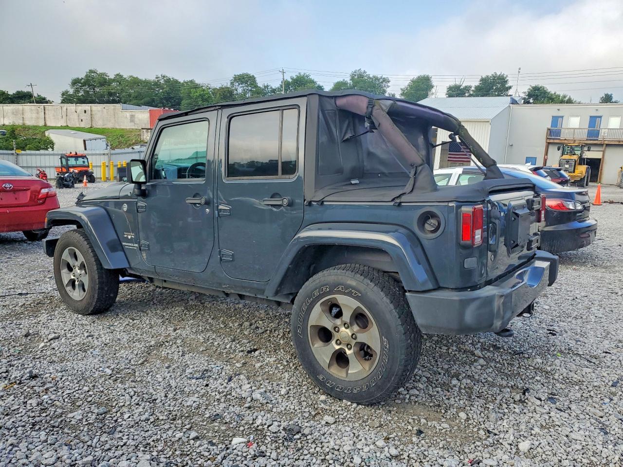 2017 Jeep Wrangler Unlimited Sahara - Фото 2