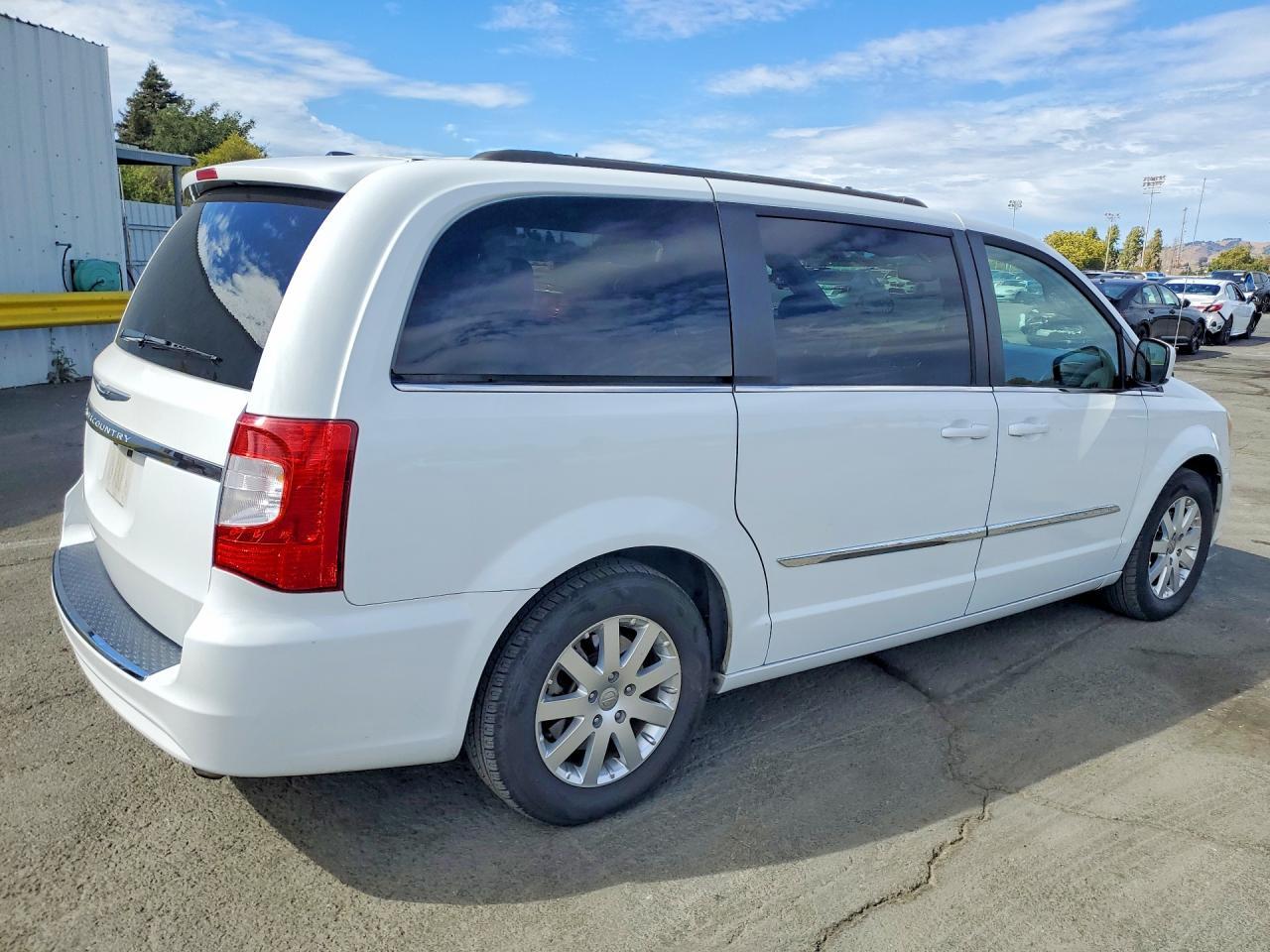 2014 Chrysler Town & Country Touring - Image 3
