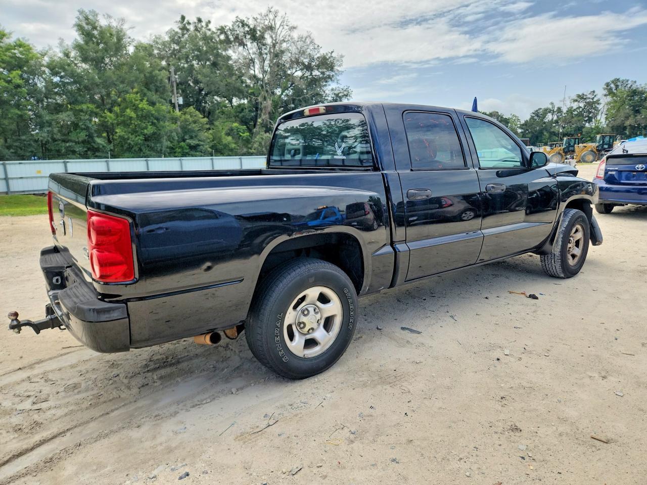 2005 Dodge Dakota Quad - Image 3