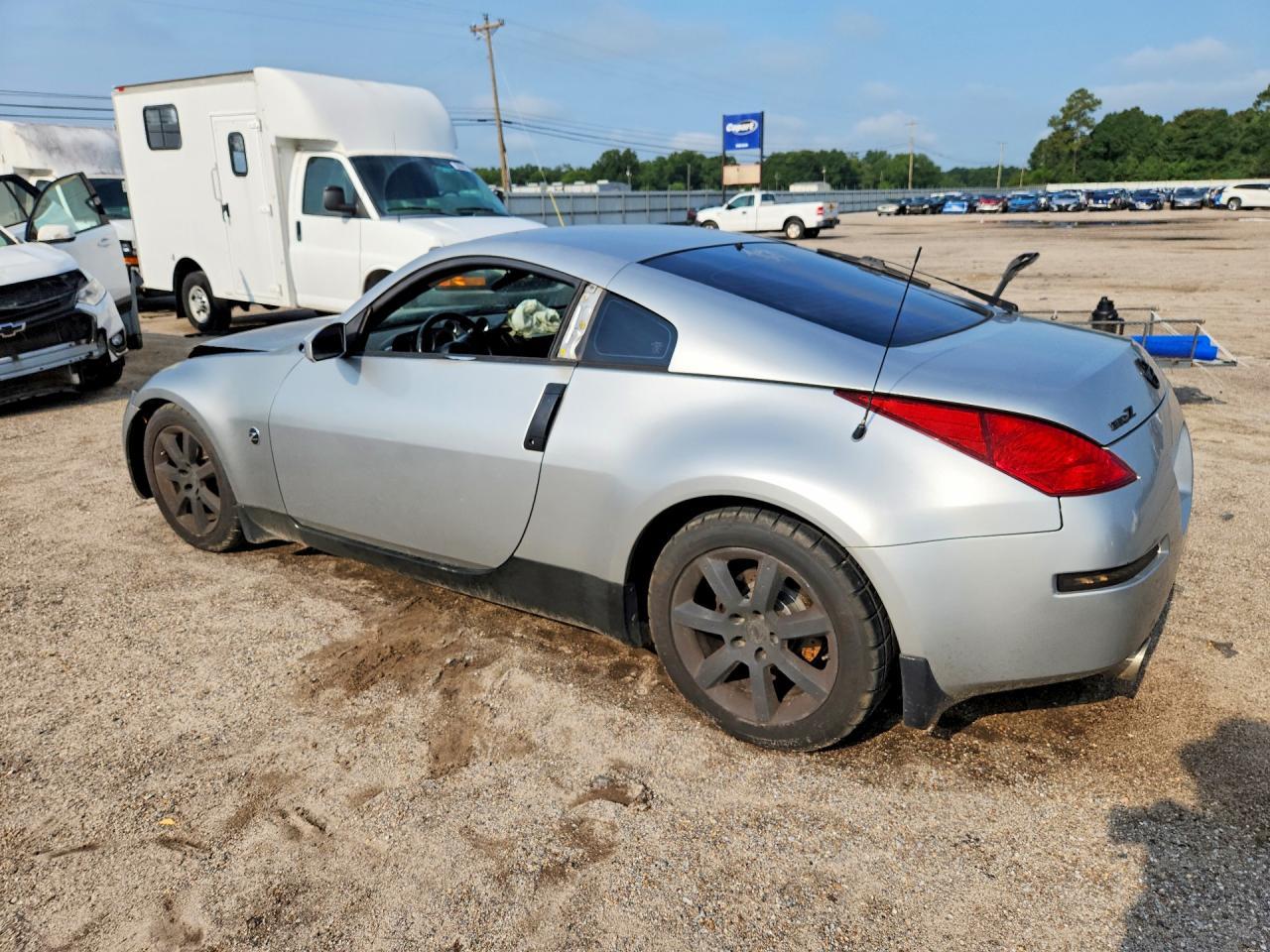 2005 Nissan 350Z Base - Image 2