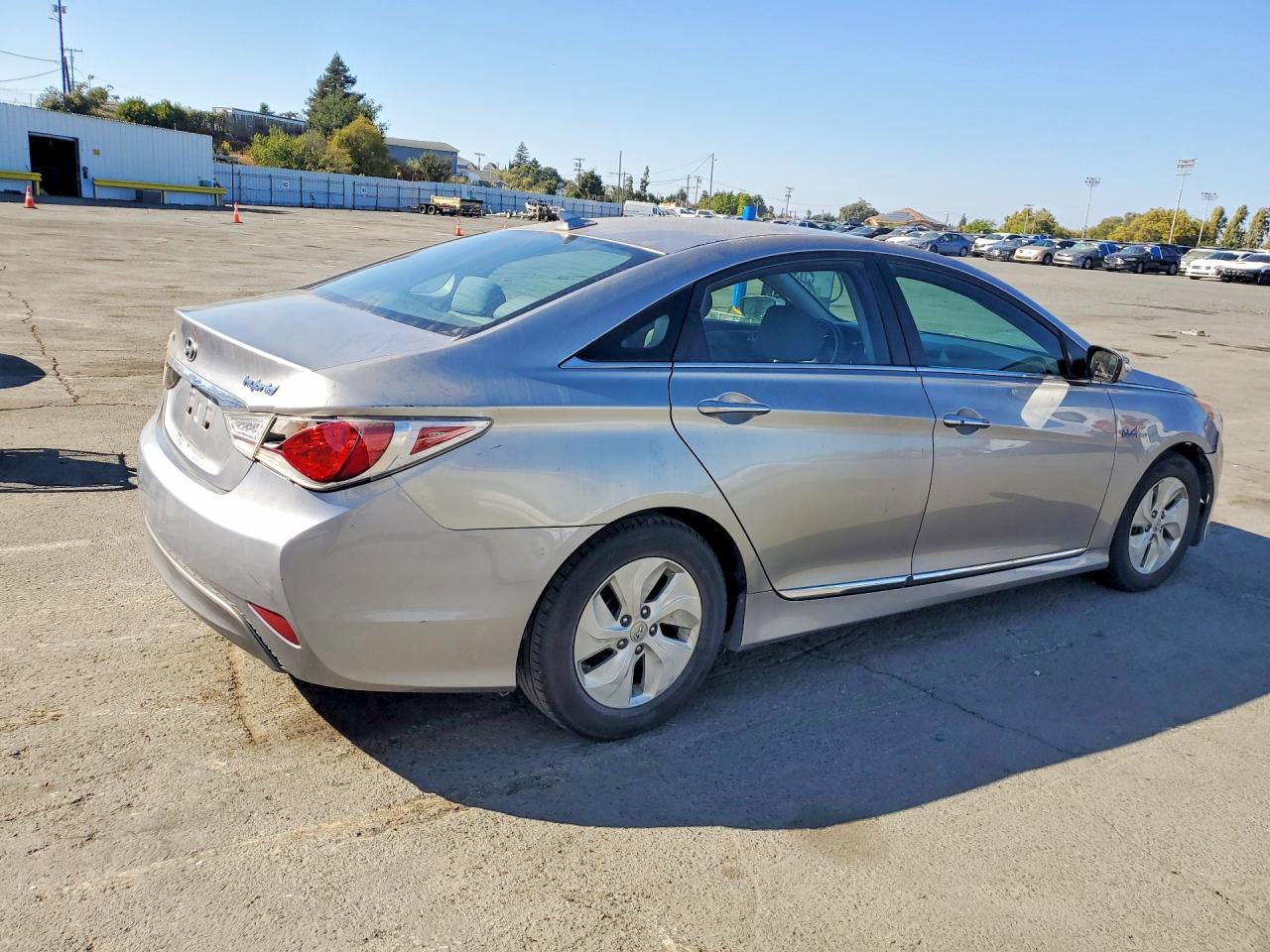 2013 Hyundai Sonata Hybrid - Image 3