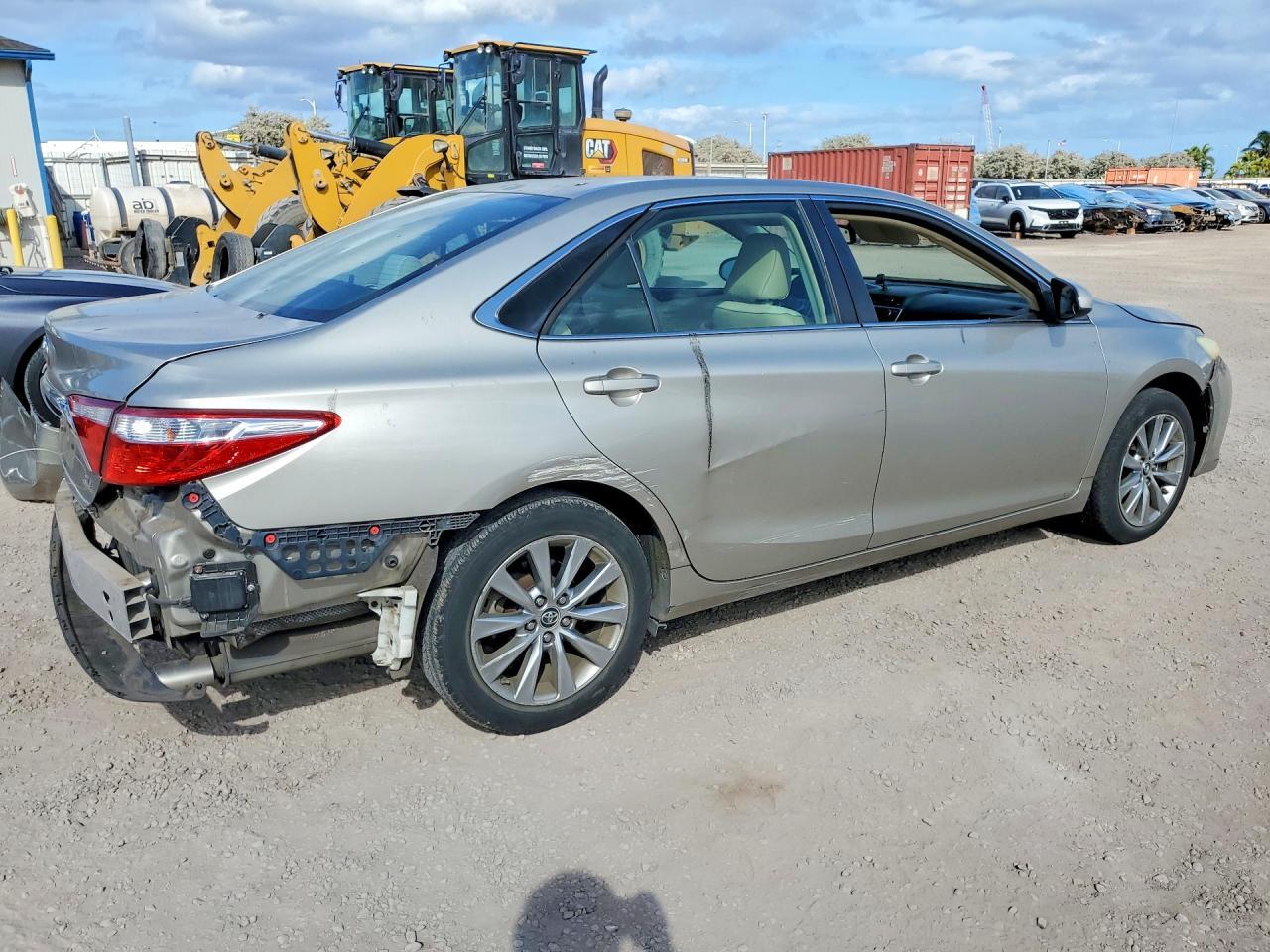 2016 Toyota Camry Le - Фото 3