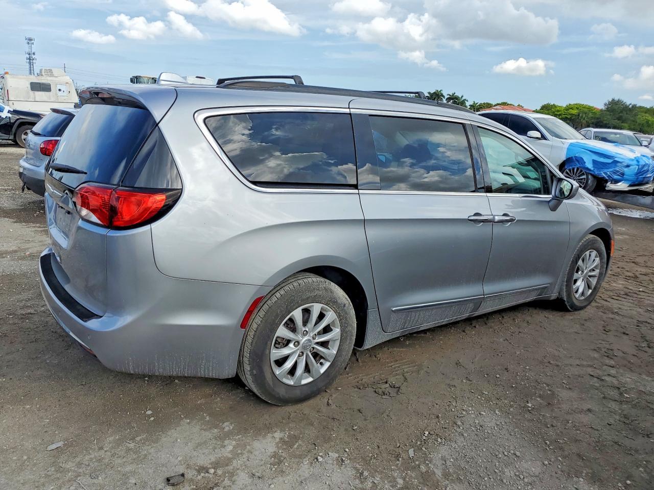 2017 Chrysler Pacifica Touring L - Image 3