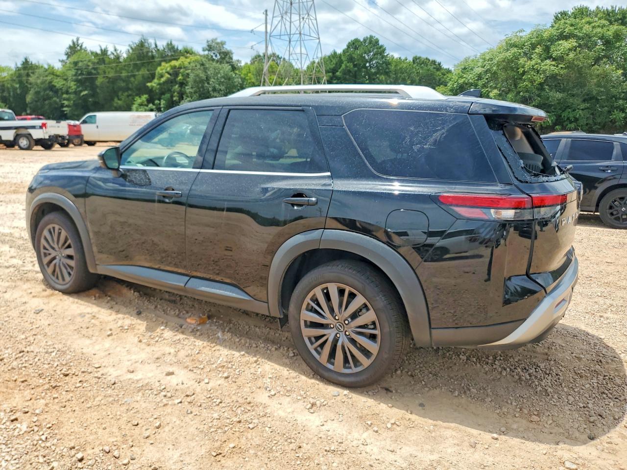 2024 Nissan Pathfinder Sl - Image 2