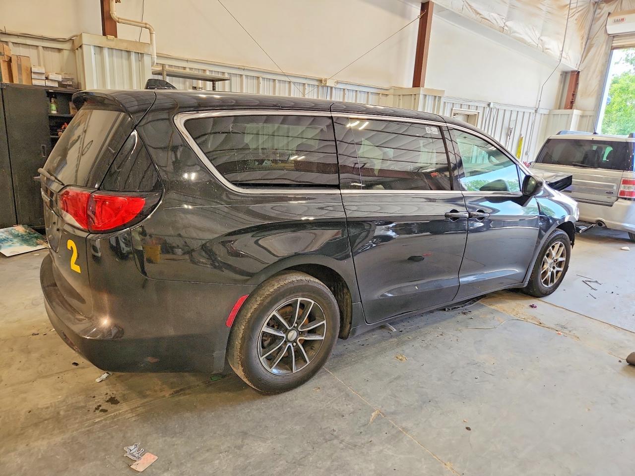2017 Chrysler Pacifica Touring - Image 3