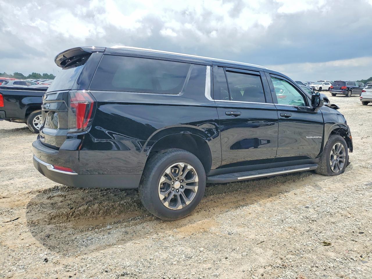 2025 Chevrolet Suburban - Фото 3