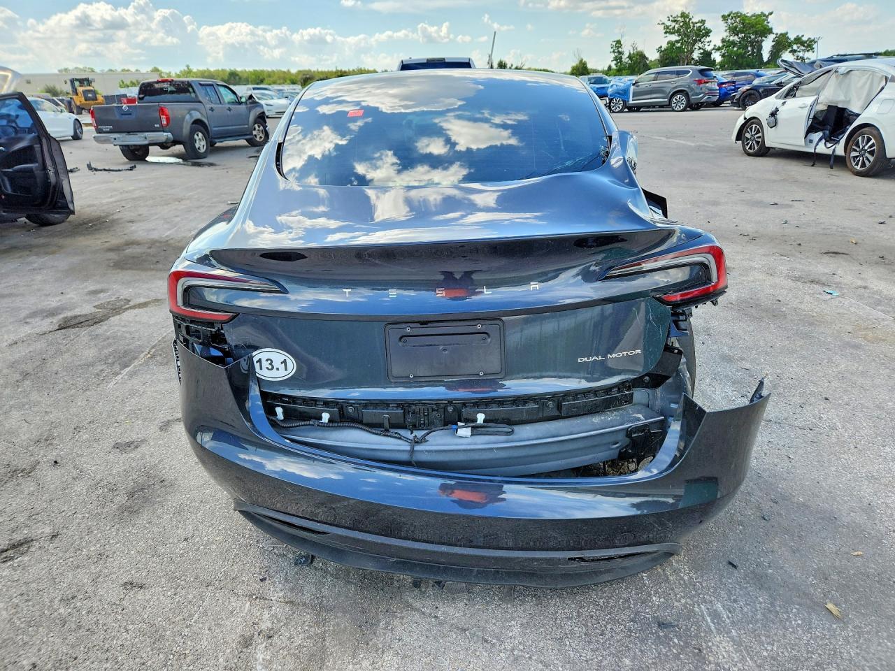 2025 Tesla Model 3 - Фото 6