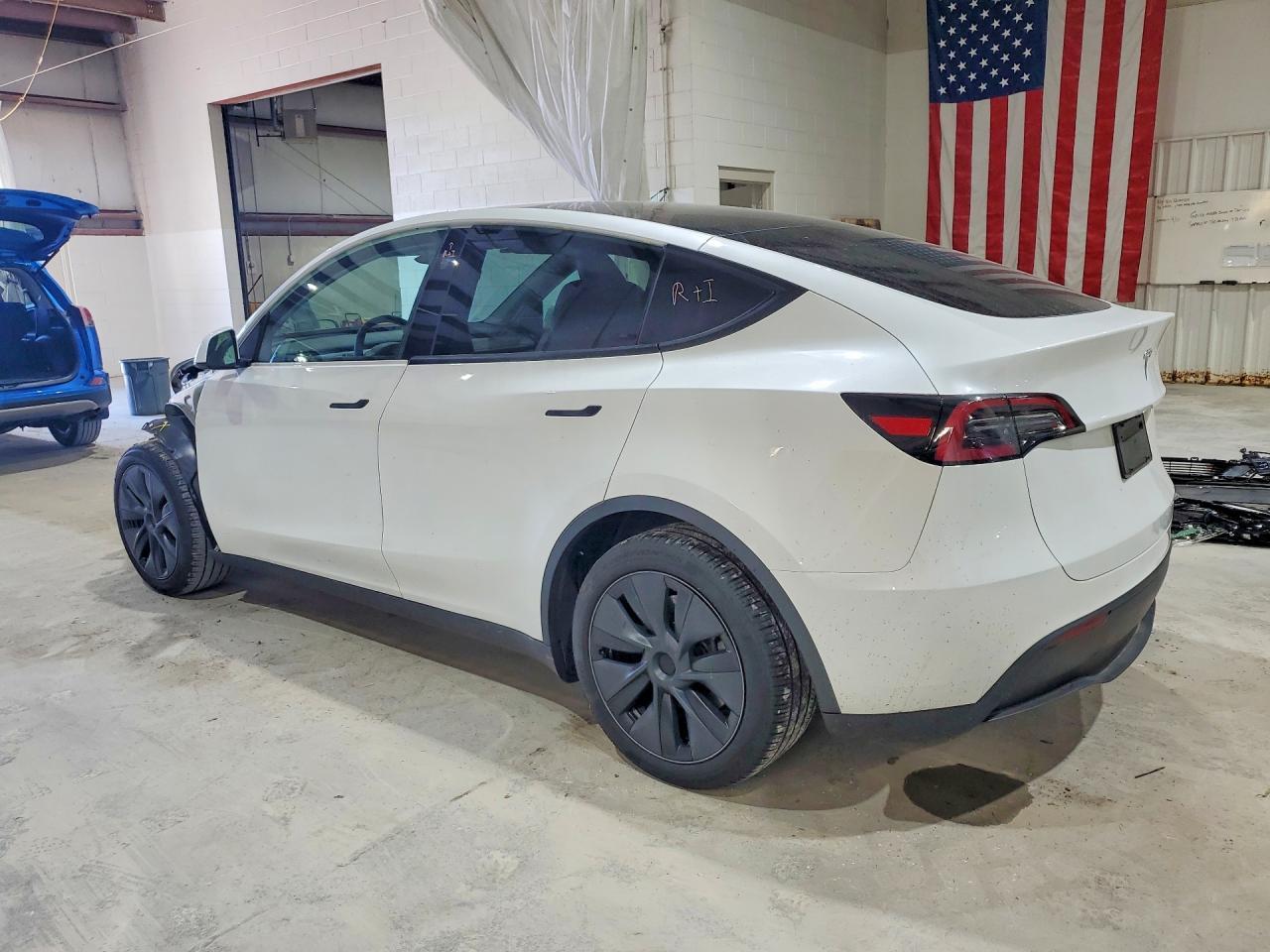 2025 Tesla Model Y - Фото 2