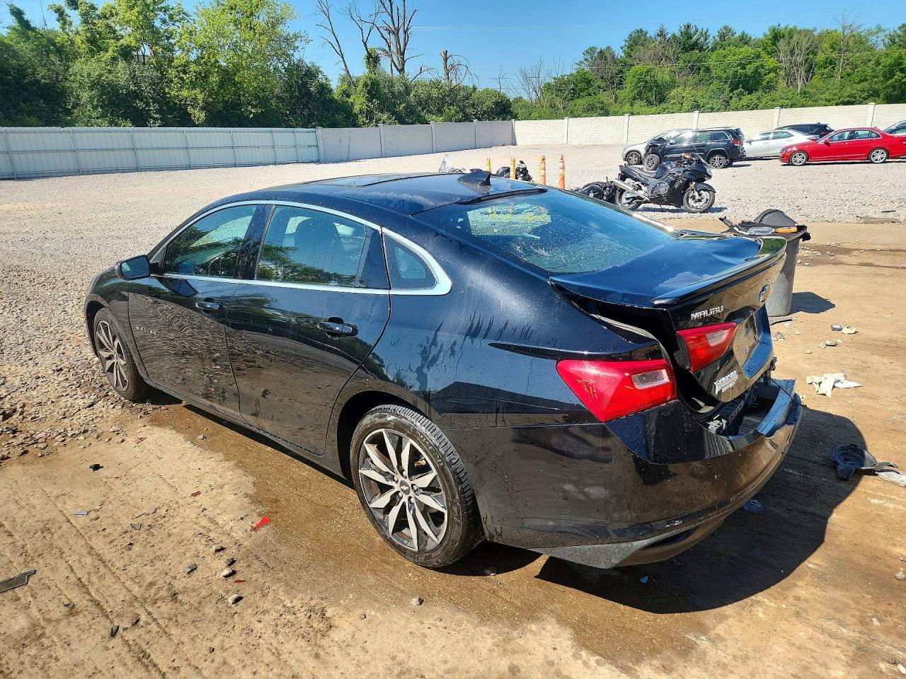 2017 Chevrolet Malibu Lt - Image 2