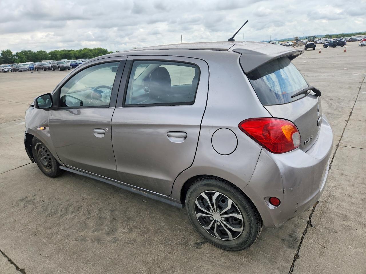 2015 Mitsubishi Mirage De - Image 2