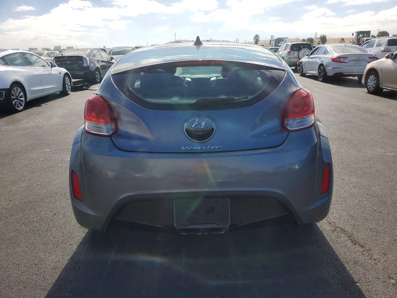 2016 Hyundai Veloster Base - Фото 6