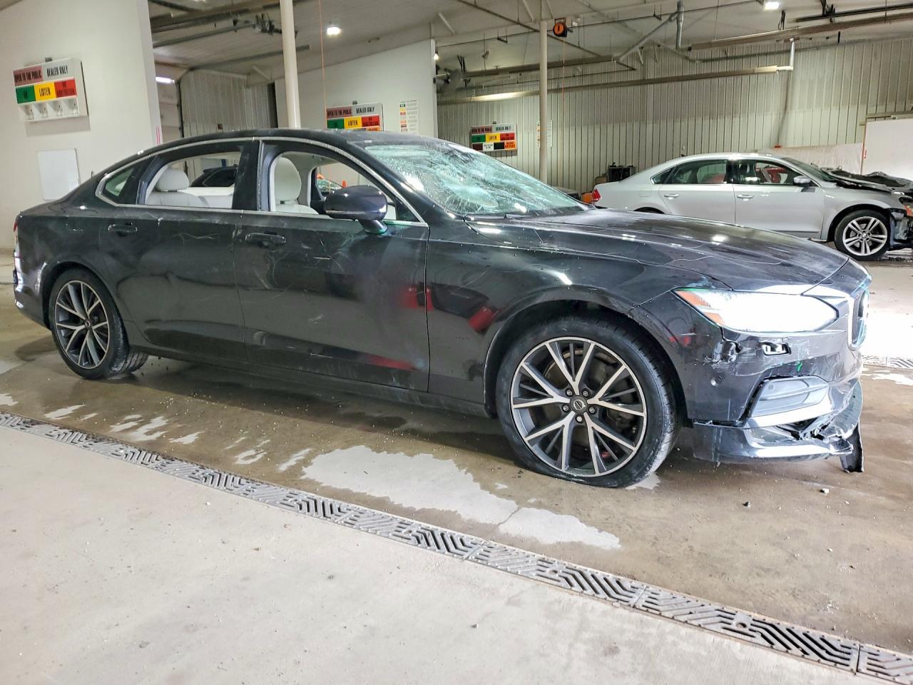 2018 Volvo S90 T6 Momentum - Фото 4