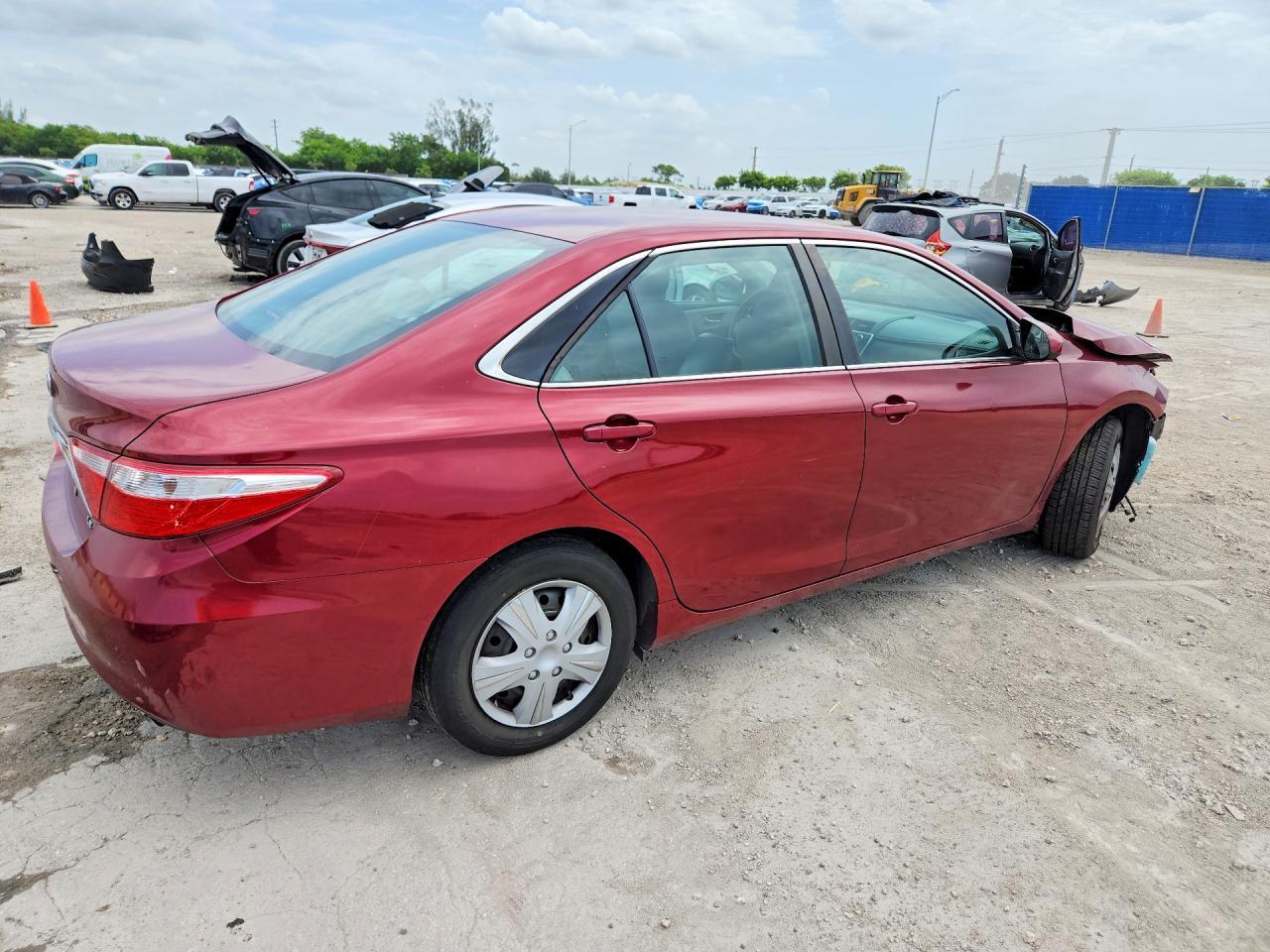 2015 Toyota Camry Le - Фото 3