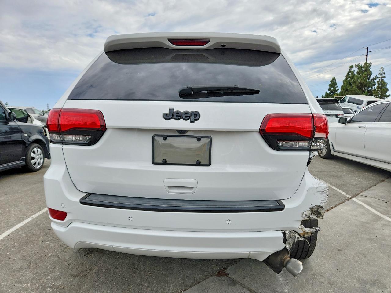 2017 Jeep Grand Cherokee Laredo - Image 6