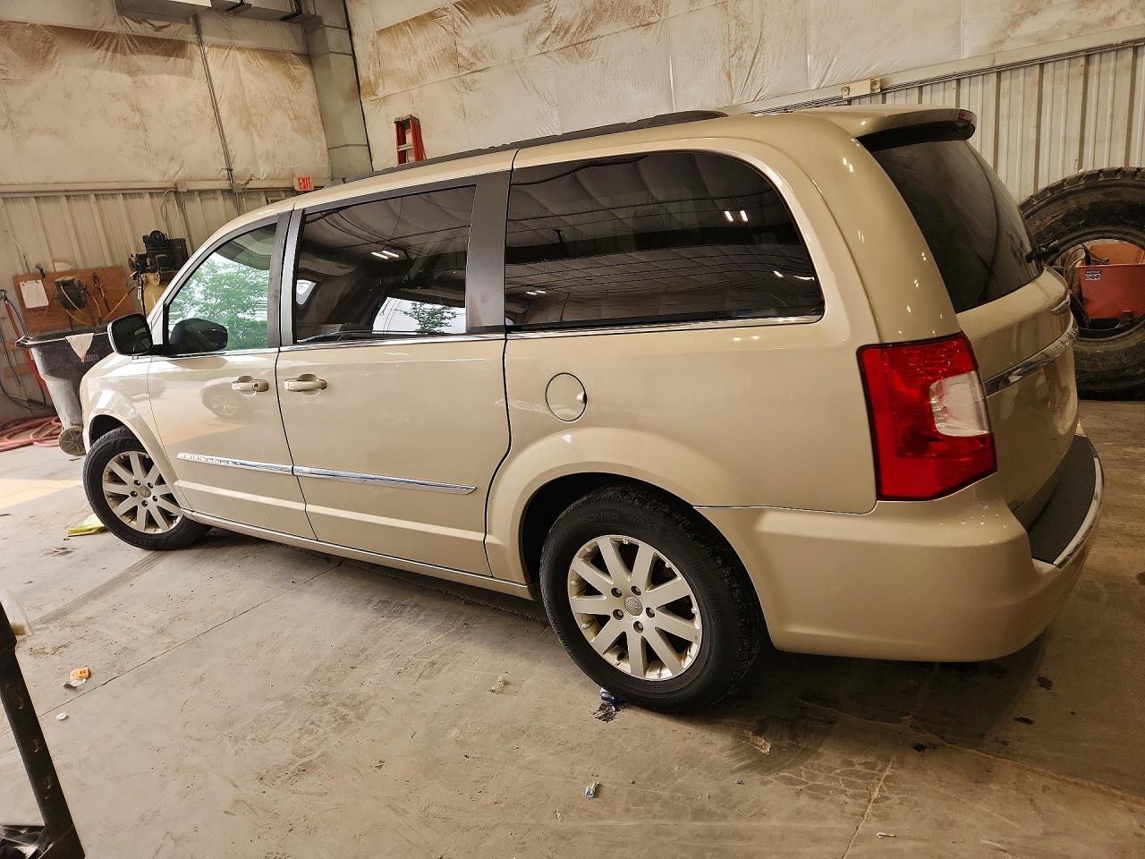 2015 Chrysler Town & Country Touring - Фото 2
