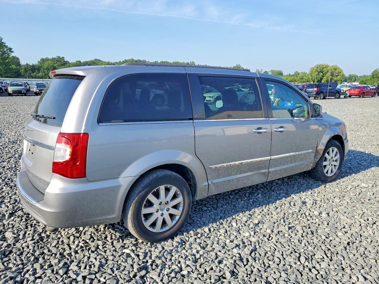 2016 Chrysler Town & Country Touring - Фото 3