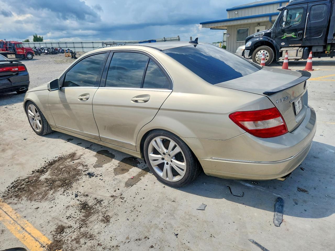 2011 Mercedes-Benz C 300 - Фото 2