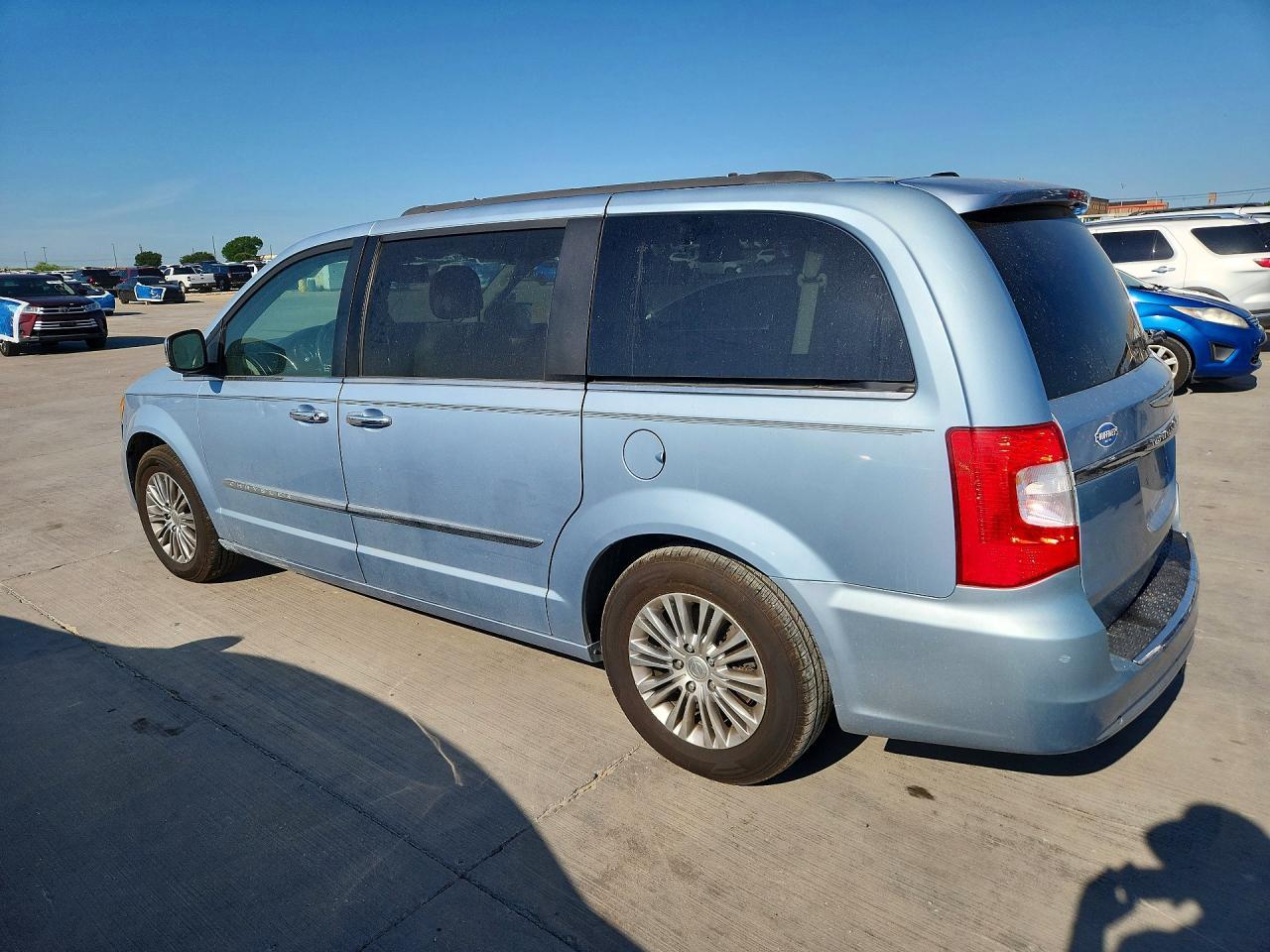 2013 Chrysler Town & Country - Фото 2