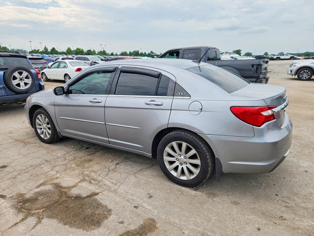 2013 Chrysler 200 Touring - Фото 2