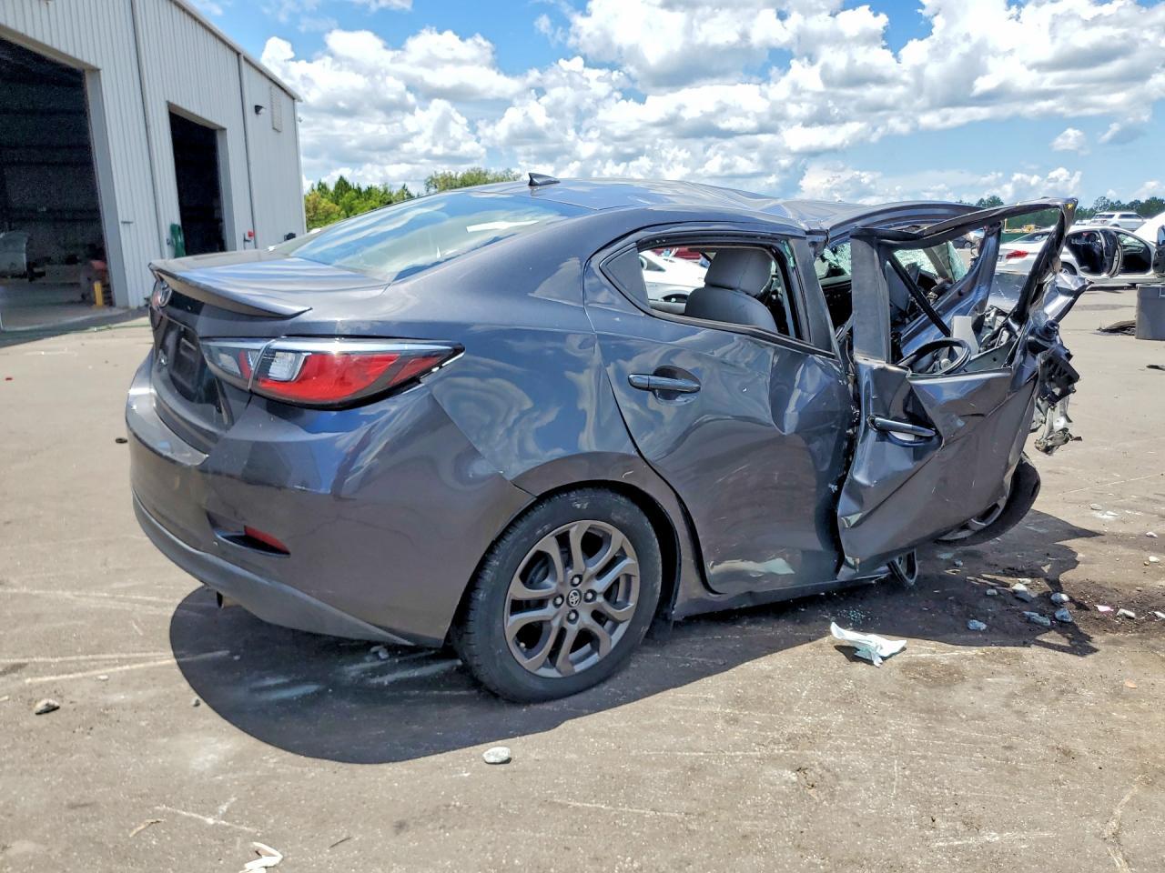 2019 Toyota Yaris Le - Image 3