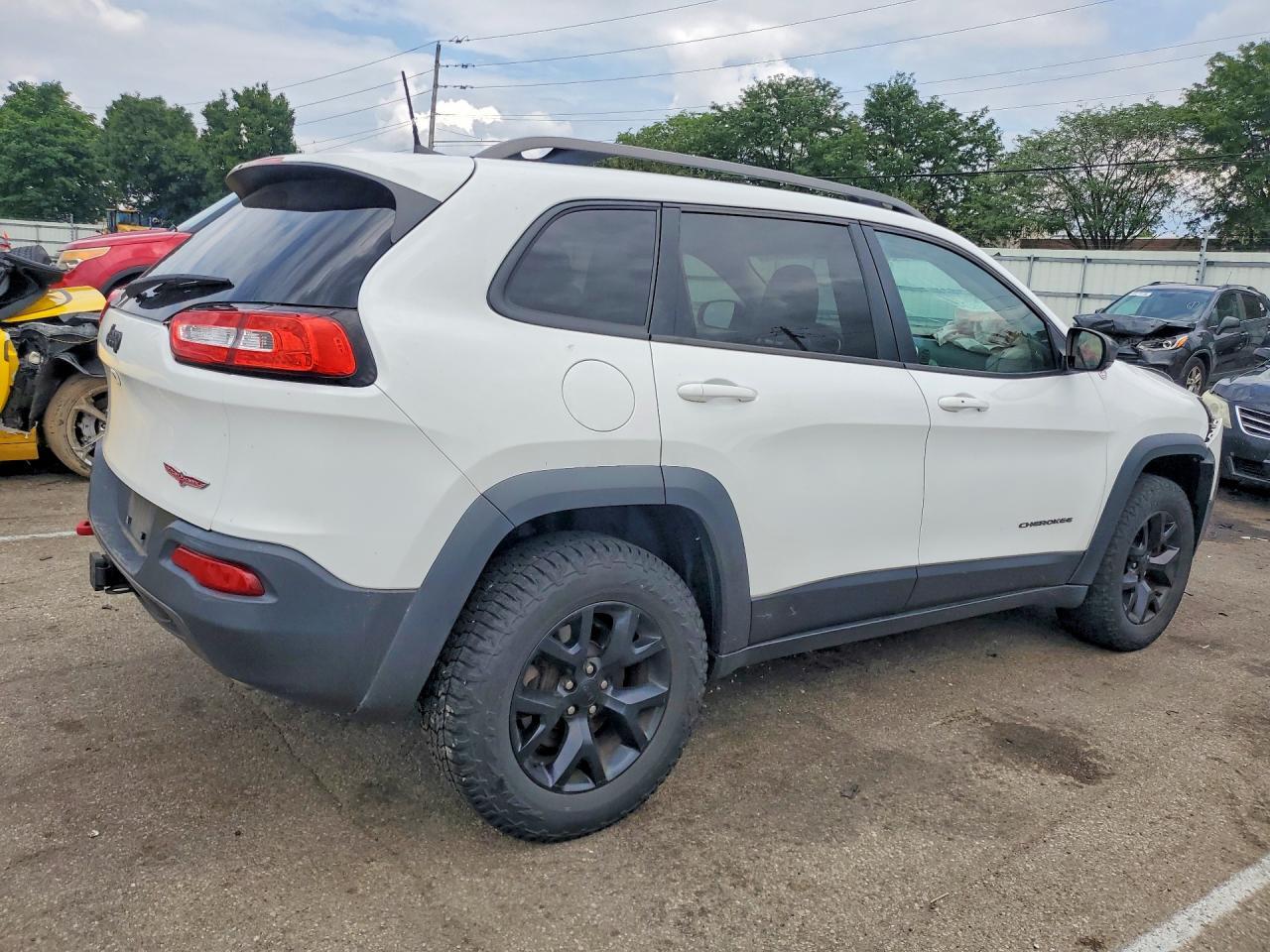 2016 Jeep Cherokee Trailhawk - Image 3