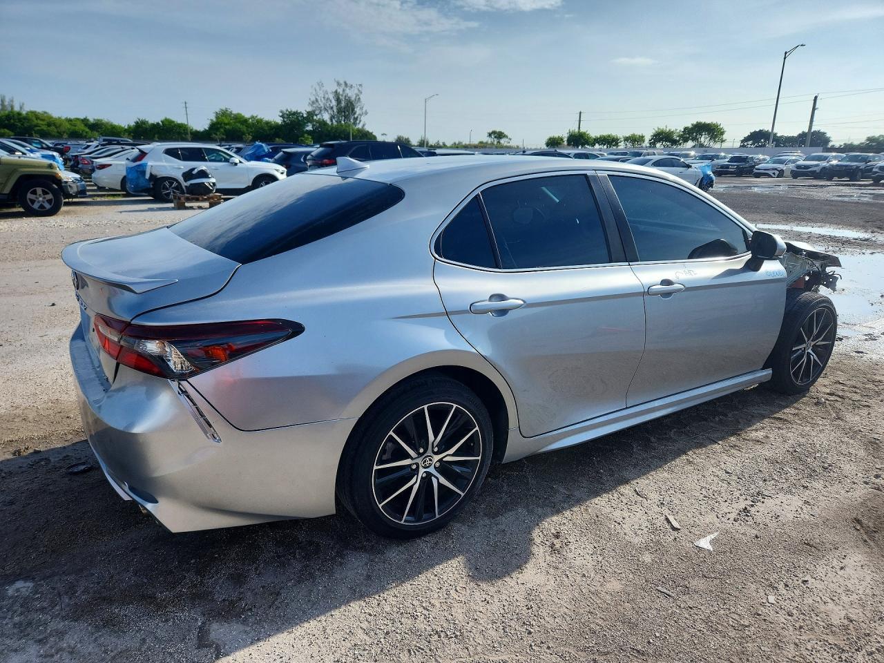 2023 Toyota Camry Se - Image 3