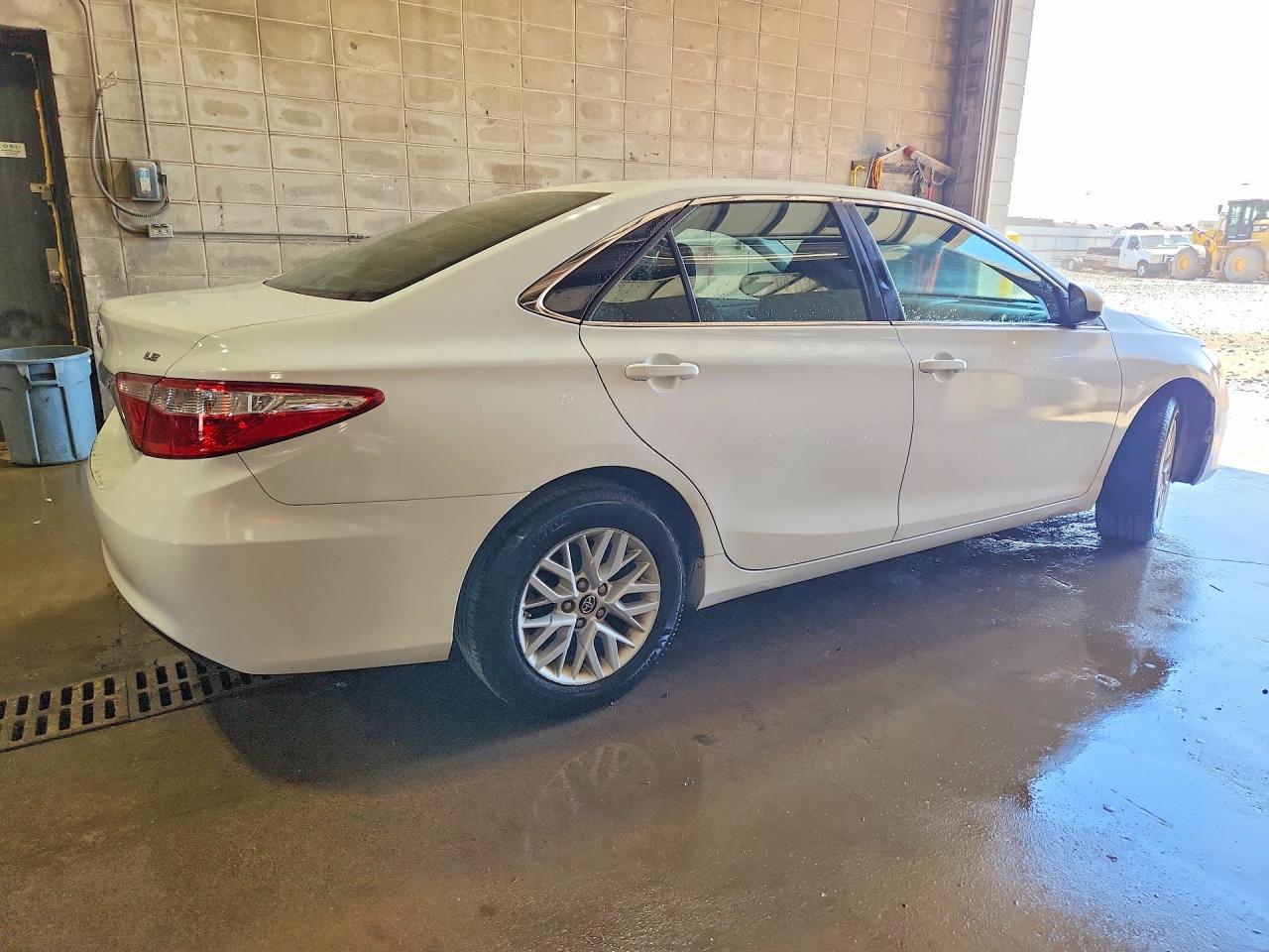 2016 Toyota Camry Le - Фото 3