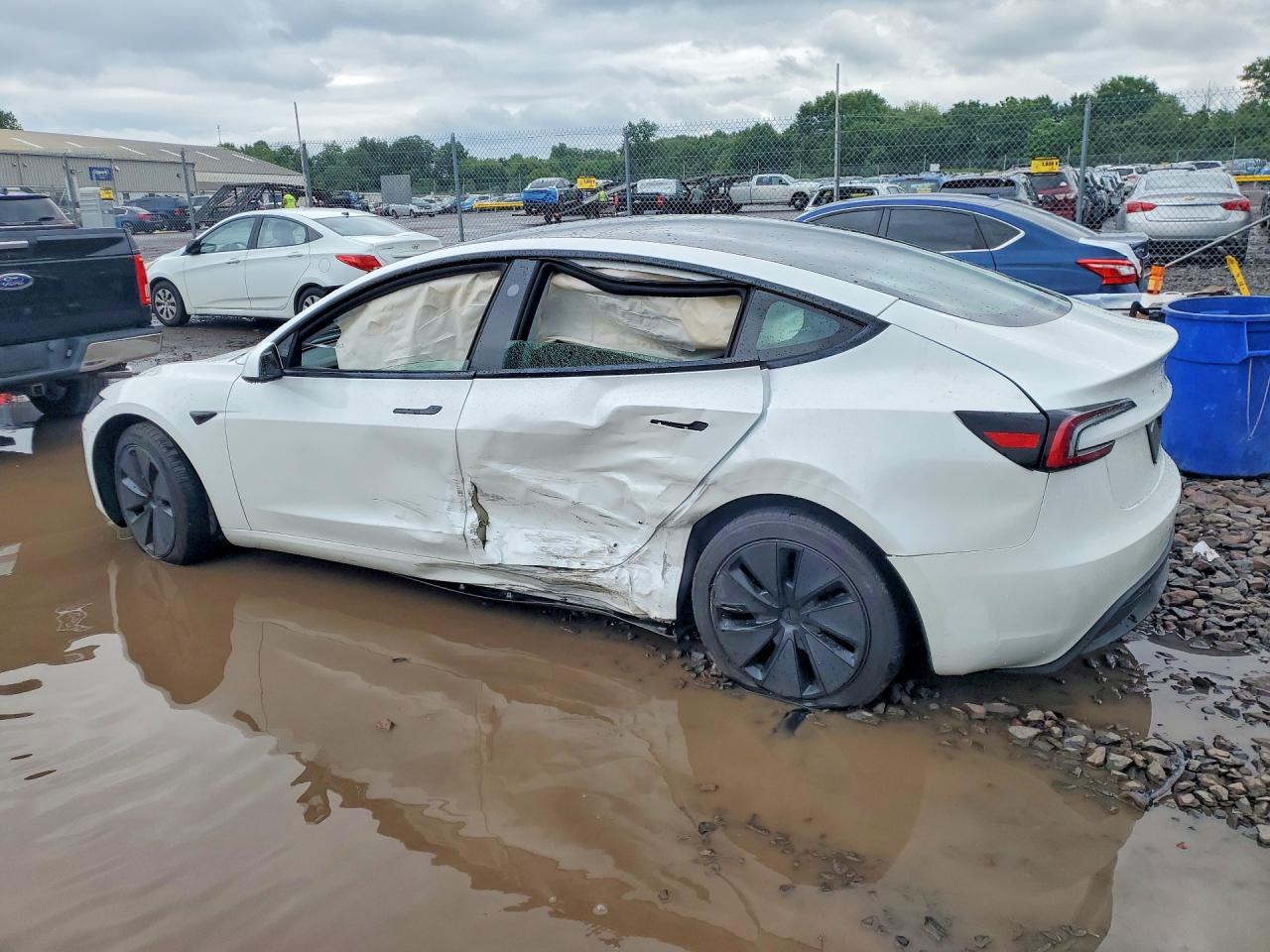 2024 Tesla Model 3 - Фото 2