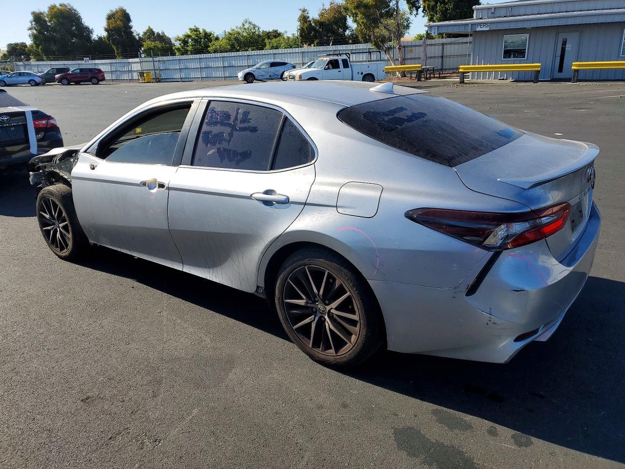 2022 Toyota Camry Se - Фото 2