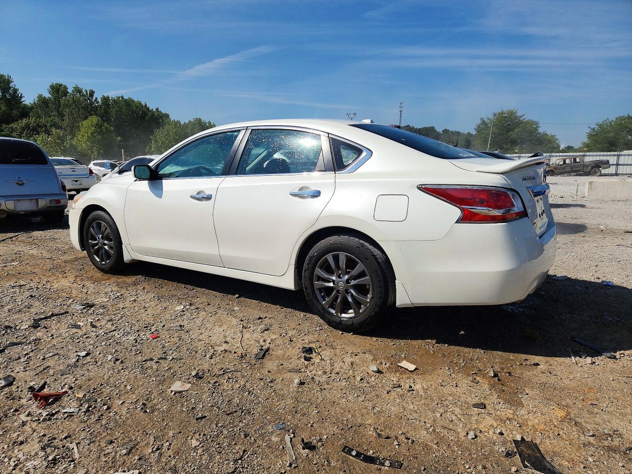 2015 Nissan Altima 2.5 S - Фото 2