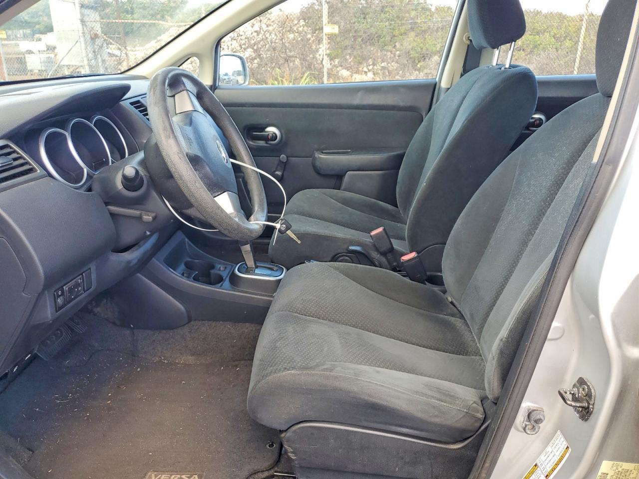 2010 Nissan Versa S - Фото 7