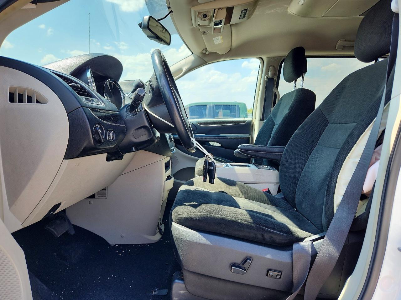 2016 Chrysler Town & Country Touring - Image 7
