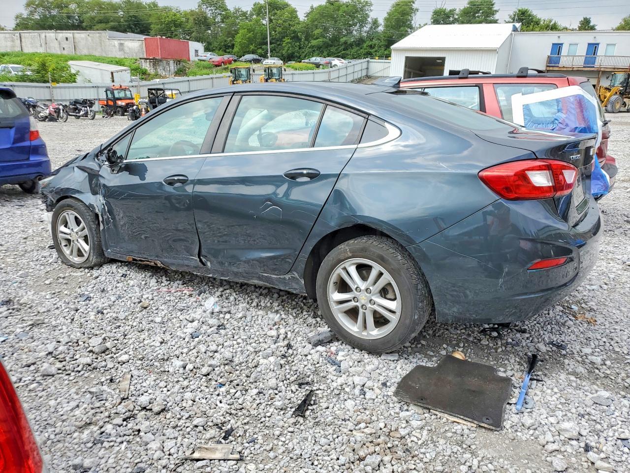 2018 Chevrolet Cruze Lt - Image 2
