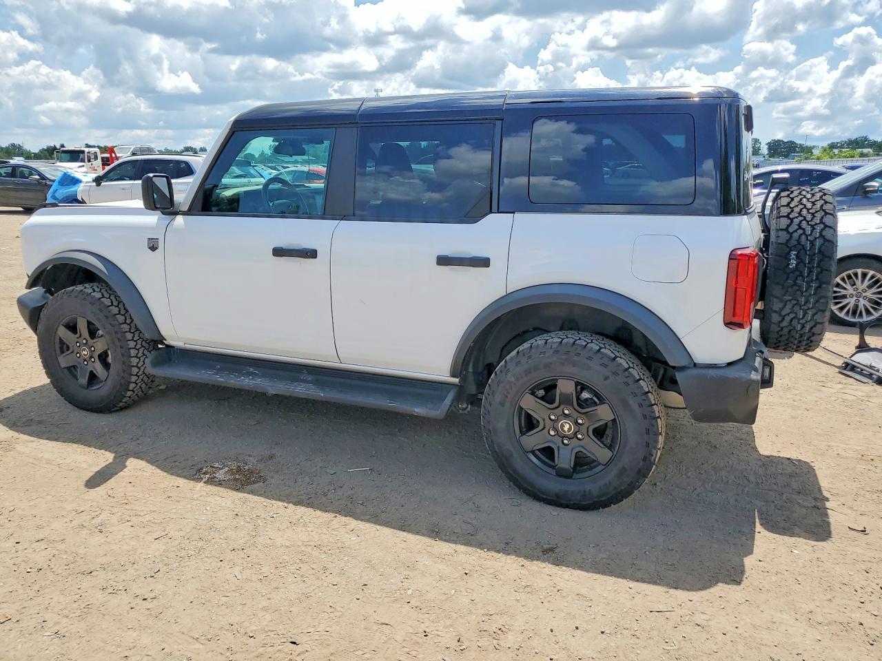 2025 Ford Bronco Big Bend - Image 2