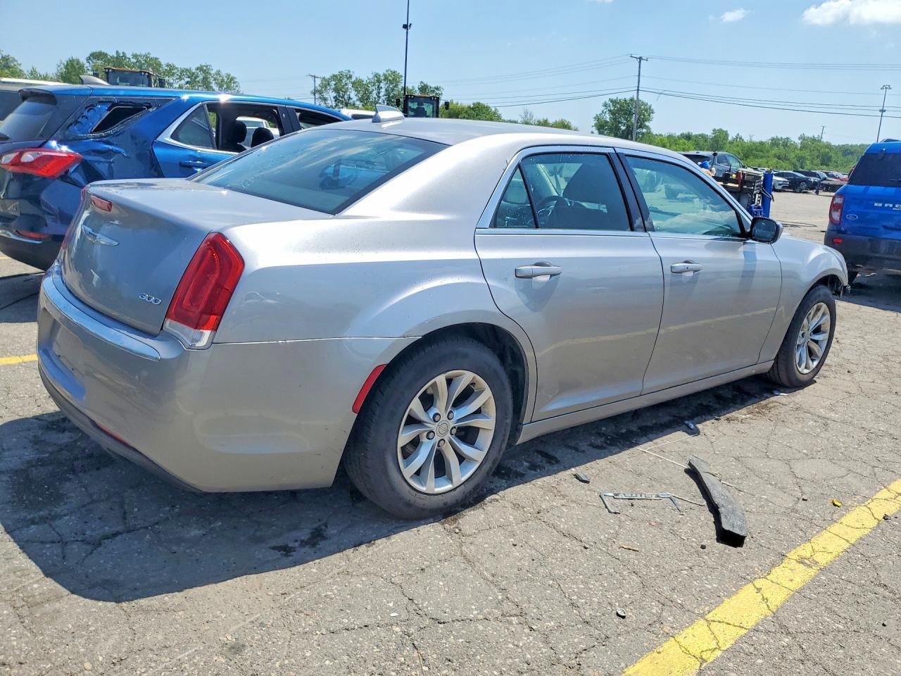 2016 Chrysler 300 Limited - Фото 3