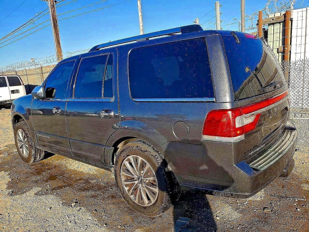 2015 Lincoln Navigator - Image 2