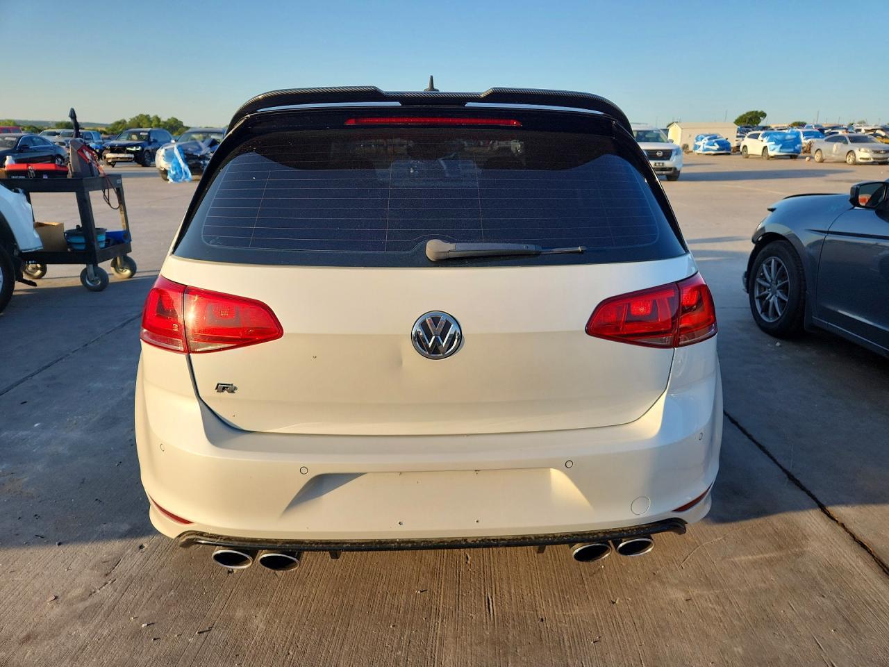 2017 Volkswagen Golf R - Image 6