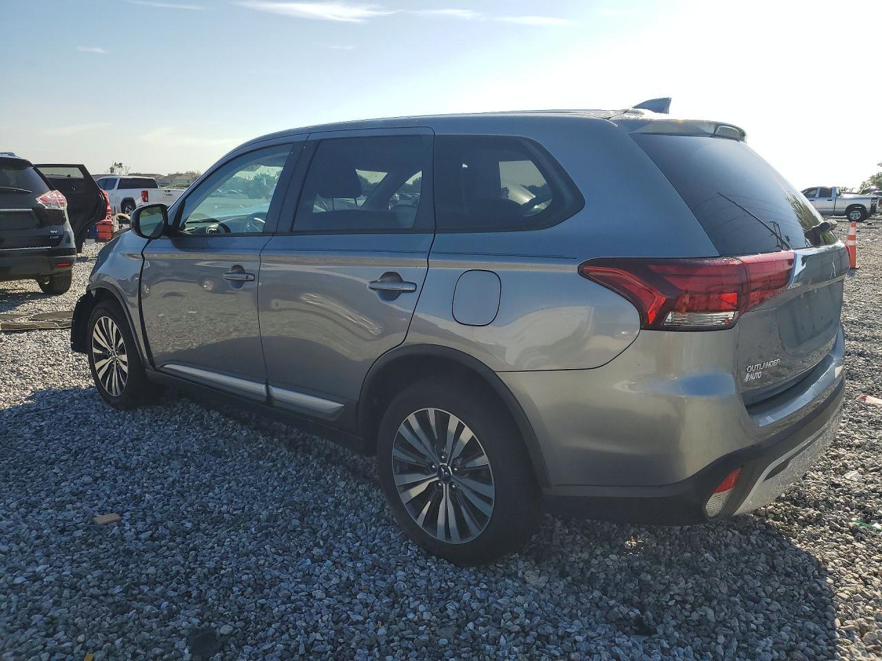 2020 Mitsubishi Outlander Se - Фото 2
