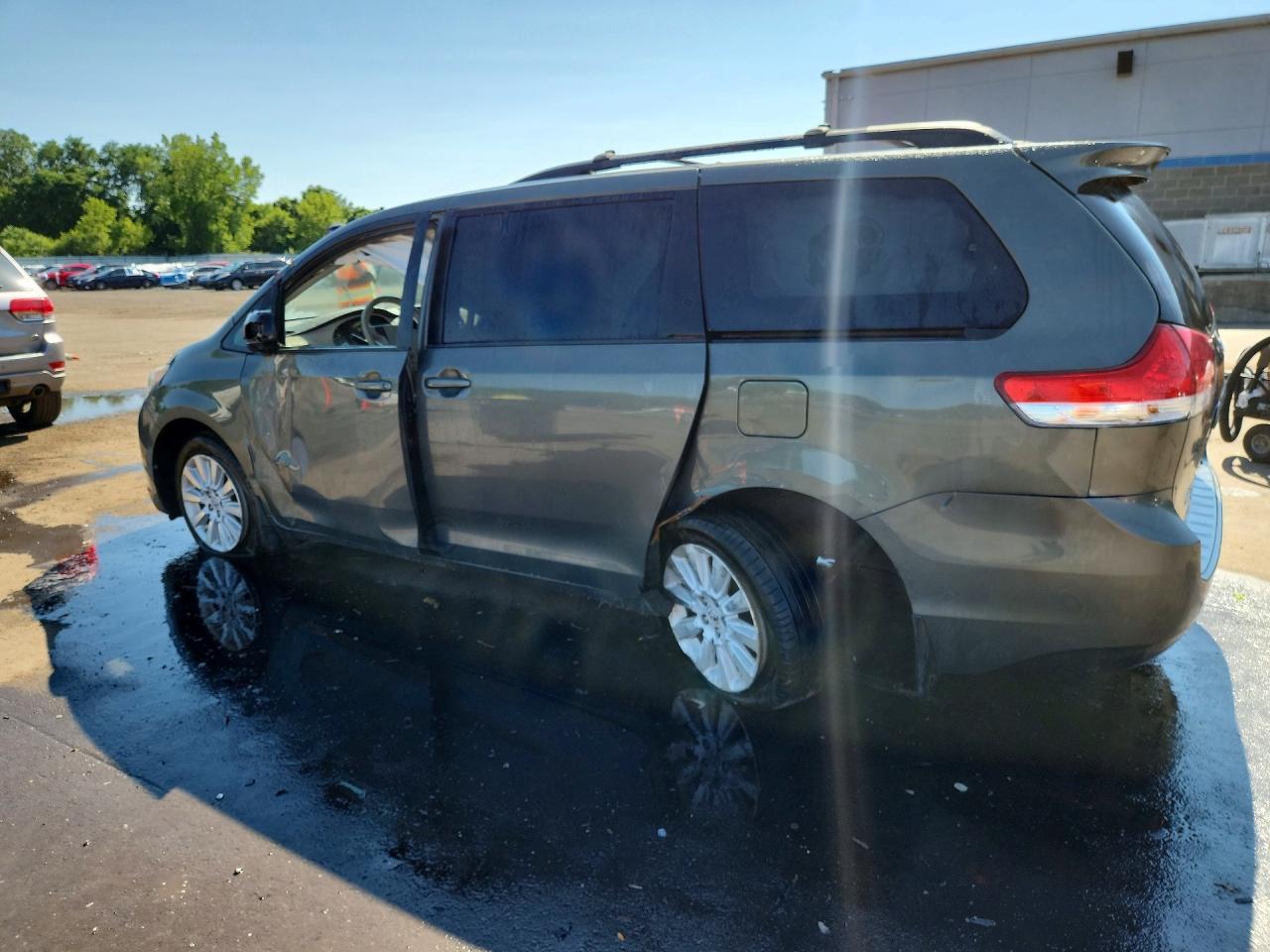 2012 Toyota Sienna Le - Image 2