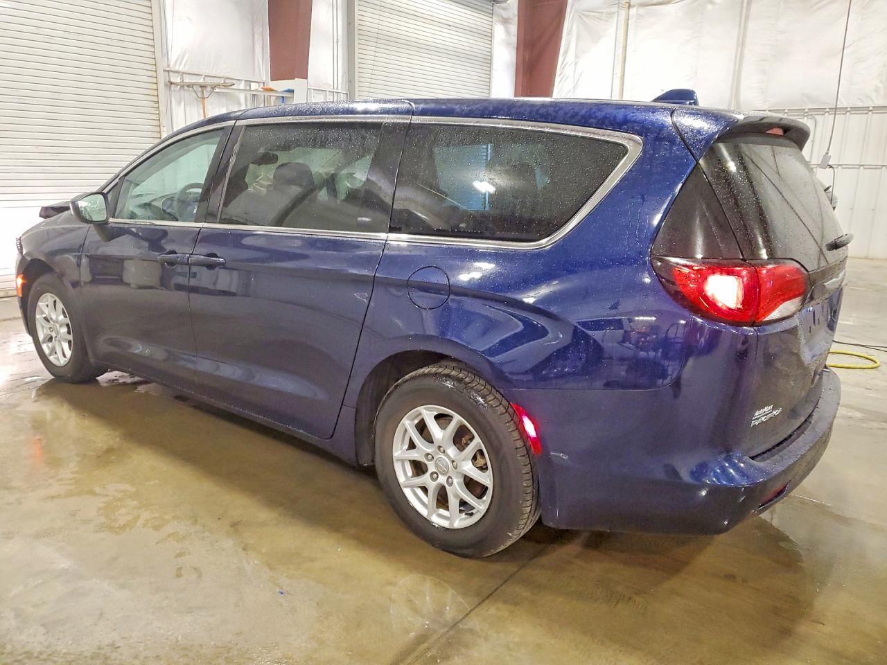 2017 Chrysler Pacifica Touring - Фото 2