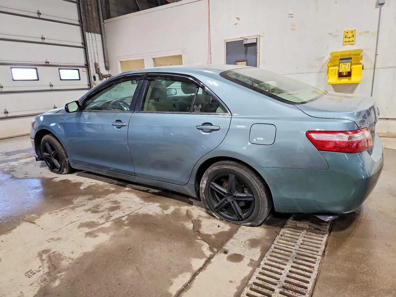 2009 Toyota Camry Le - Фото 2