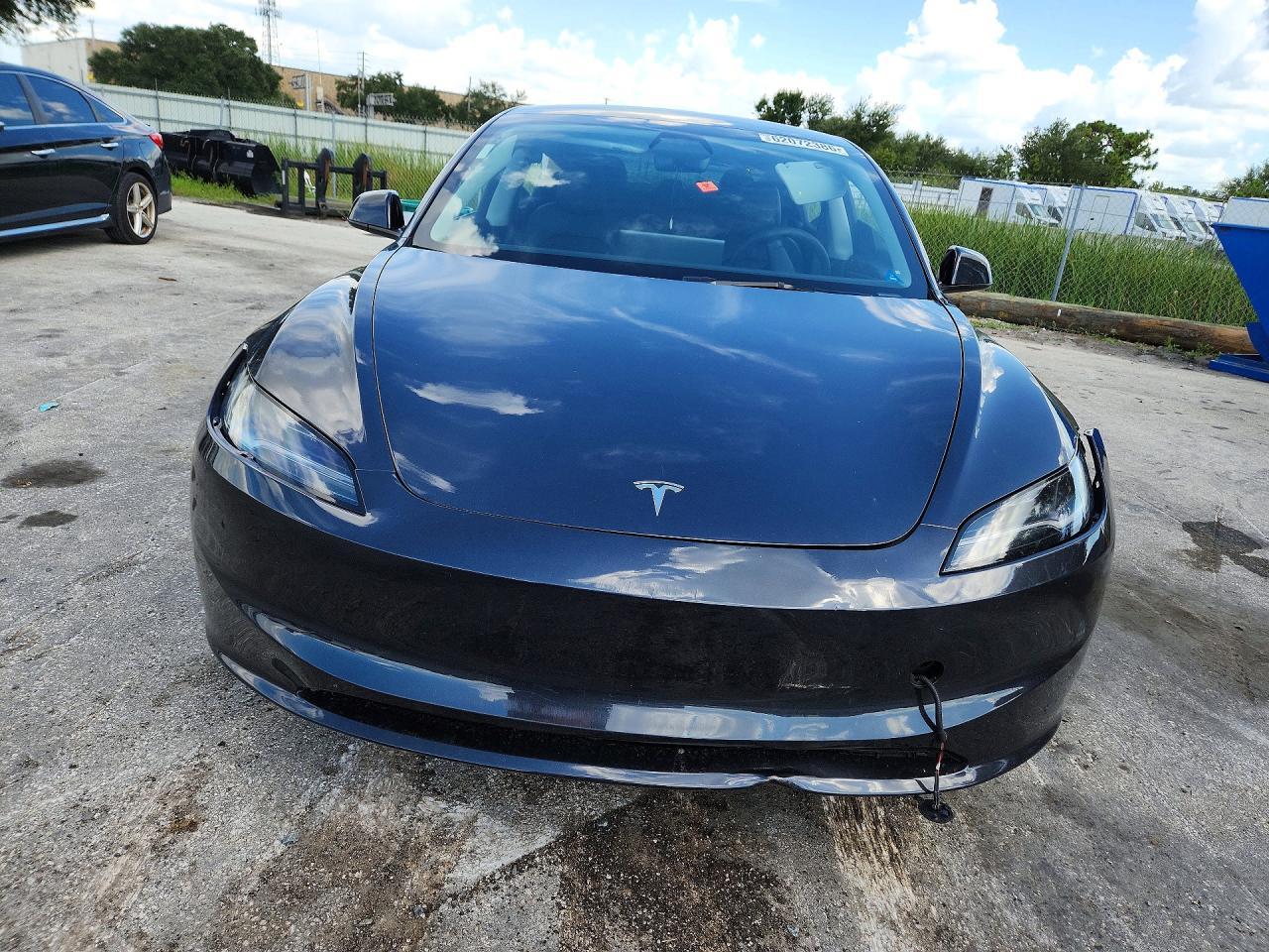2025 Tesla Model 3 - Фото 5