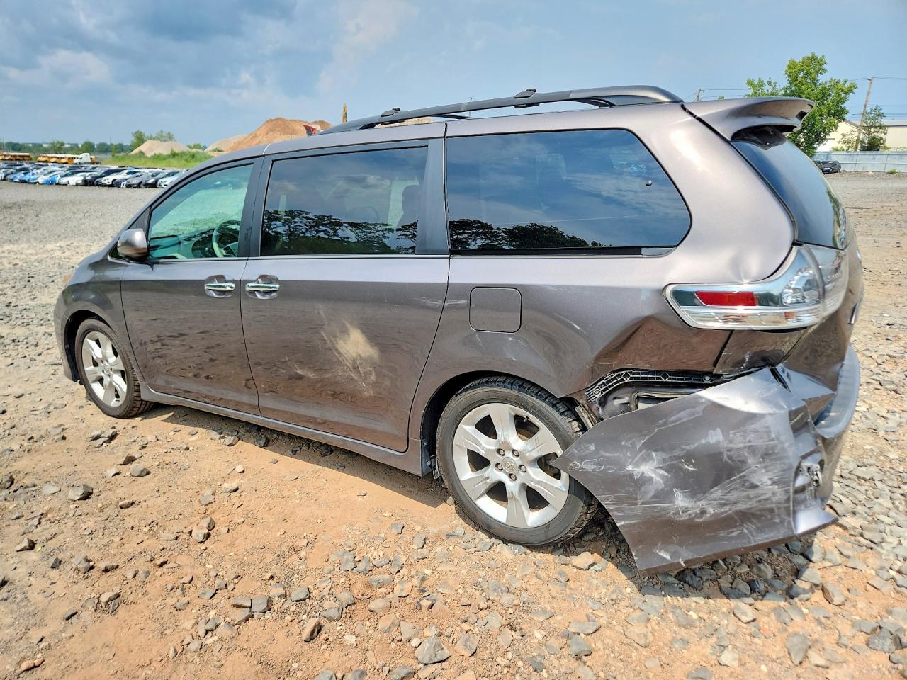 2013 Toyota Sienna Sport - Фото 2