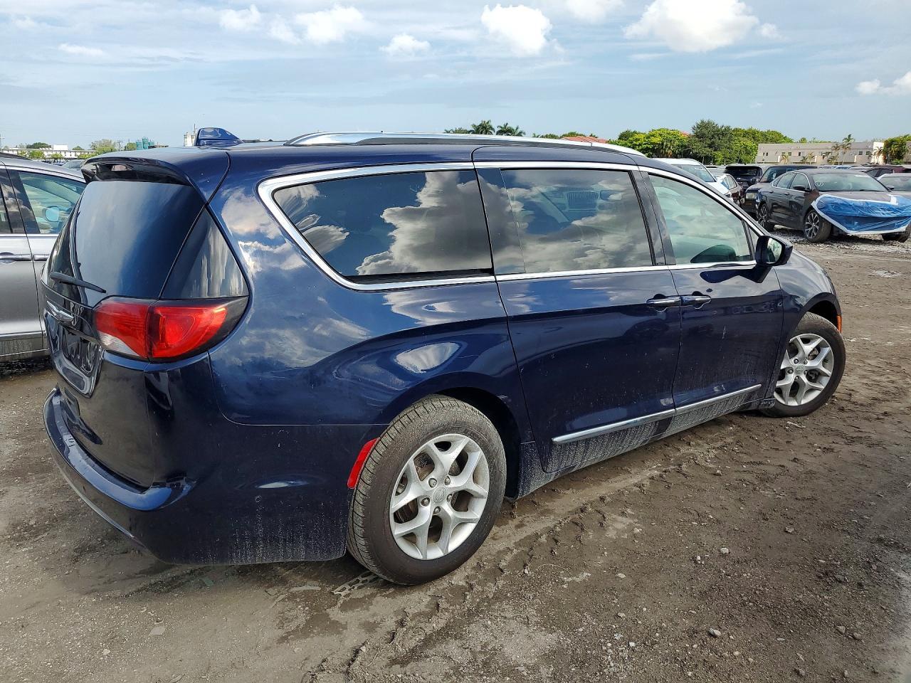 2018 Chrysler Pacifica Touring L Plus - Фото 3