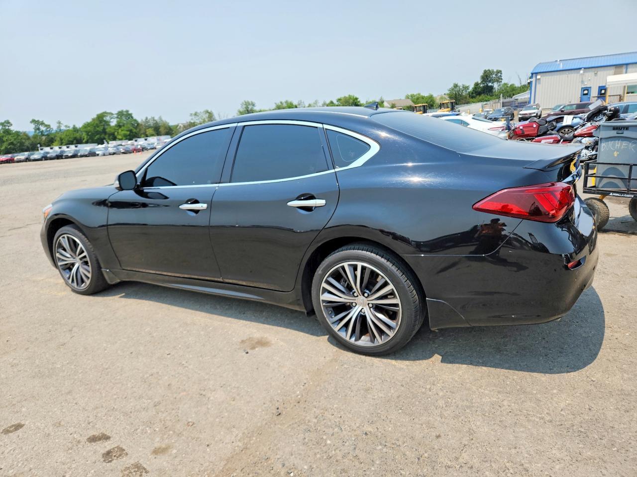 2017 Infiniti Q70 3.7 - Image 2