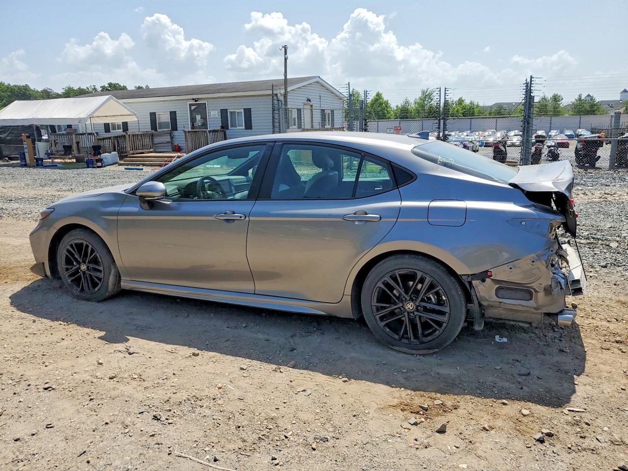 2025 Toyota Camry Se - Фото 2