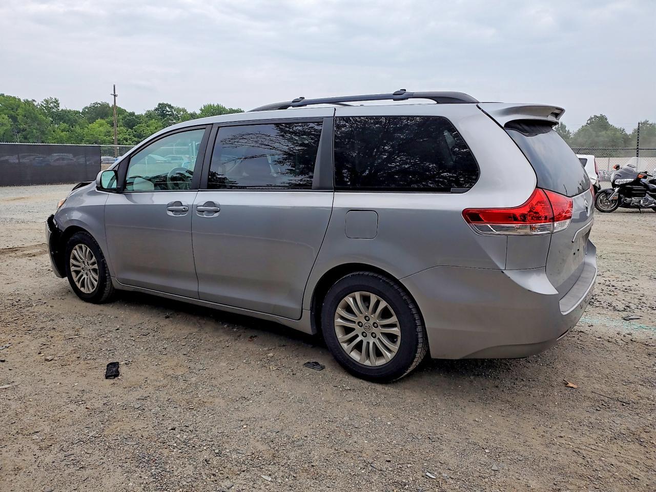 2014 Toyota Sienna Xle 8-Passenger - Фото 2
